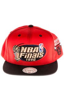 Mitchell & Ness Snapback Hat The Chicago Bulls 1996 NBA Finals Commemorative in Red