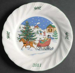 Nikko Happy Holidays 2011 Collector Plate, Fine China Dinnerware   Christmas Tre