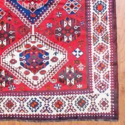 Persian Hand knotted Shiraz Red/ Ivory Wool Rug (5'6 x 10'3) Runner Rugs