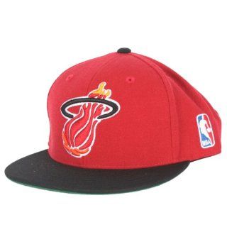NBA Mitchell & Ness Miami Heat Vintage Logo Two Toned Fitted Hat   Red/Black  Sports Fan Baseball Caps  Sports & Outdoors