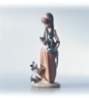 Lladro Following Her Cats Figurine   Collectible Figurines