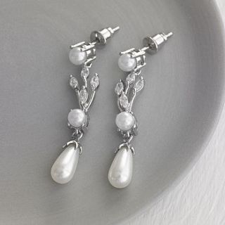 belgravia pearl earrings by queens & bowl