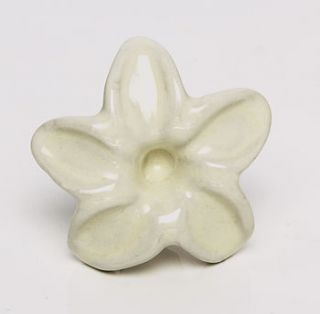 white ceramic simple flower knob by trinca ferro