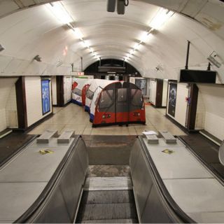 London Underground Tube 20 Person Tent      Gifts