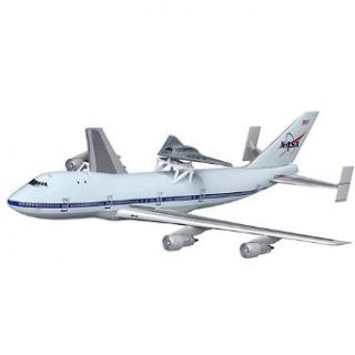 Dragon Models 1/400 Boeing 747 with X 45C "Phantom Ray", Edwards AFB Toys & Games