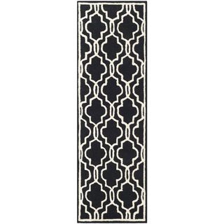 Safavieh Handmade Moroccan Cambridge Black/ Ivory Wool Rug (26 X 6)