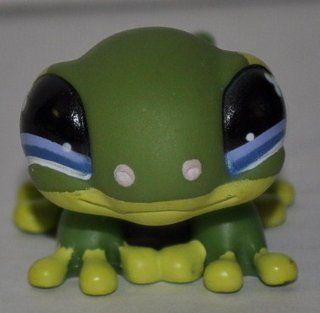 Gecko #847 (Smooth, Green, Blue Eyes, Yellow Feet) Littlest Pet Shop (Retired) Collector Toy   LPS Collectible Replacement Single Figure   Loose (OOP Out of Package & Print) 