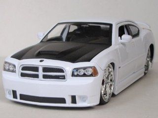2006 Dodge Charger SRT8 124 Scale (Silver) Toys & Games