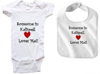 SOMEONE IN KALISPELL LOVES ME   2 Piece Baby Set   City series   Onesie and Bib Clothing